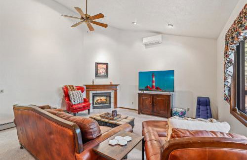 Pristine Cabin on Wooded Lot. Fantastic Location Pool Table - Foto 8