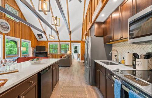 The Gingerbread House - 4 BR chalet, Sunroom, Deck, sleeps 10, modern amenities - Foto 32