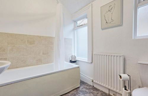 Large 5-Bedroom Home, Perfect for Long Stays & Team Accommodation - Foto 3