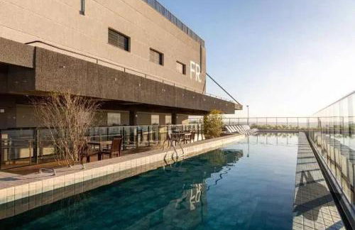 Lindo flat em prédio luxuoso - Excelente localização - Foto 32