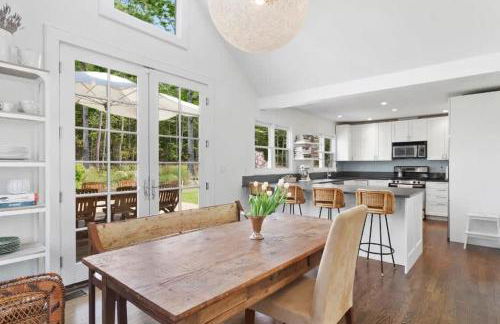 Luxury Sag Harbor Home with Heated Pool & Charm - Foto 13