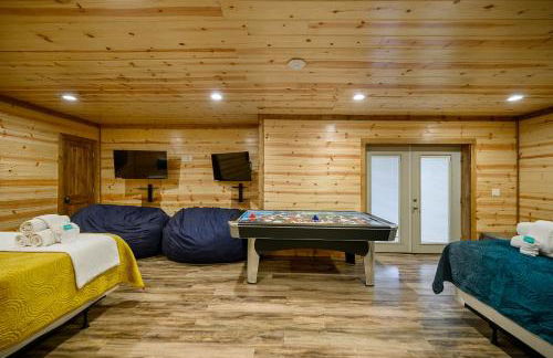 The Nomi Lodge - Sleeps 28 - Gorgeous Rustic Cabin, Centrally Located, Tons of Amenities - Photo 41