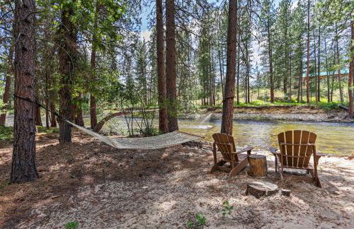 Romantic Riverfront Cottage - 1 Mile to Winthrop! - Foto 27