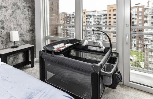 Stylish 2BR Retreat Gym Parkng and Scenic Rooftop - Foto 12