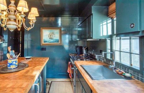 The Explorer's Retreat-West End Condo King Bed - Foto 20