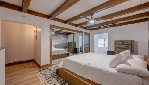 Extra Spacious 2BR Cabin w Office and Outdoor Deck - Foto 3