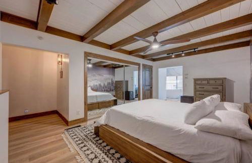 Extra Spacious 2BR Cabin w Office and Outdoor Deck - Foto 3