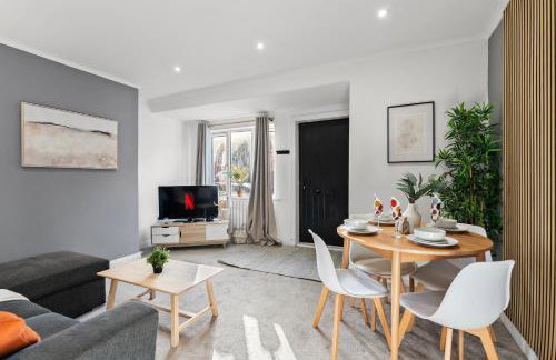 Spacious Modern 2BR - Parking - Workspace Area, Ideal for Contractors & Long Stays - NordStay - Foto 1