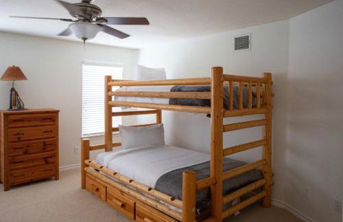 Lakefront 6BR Retreat w Dock & Game Room - Foto 16