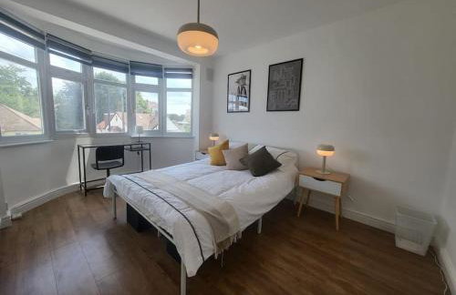 4 Bedroom House - Free Parking, Great access to London, Herts, Essex - Photo 7