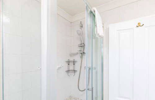 Findon House Spacious 3 bedroom, contractor, relocations friendly,10mins from GATWICK Airport, free parking, WIFI, garden, CRAWLEY - Photo 33