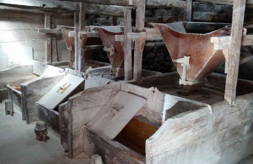 Waterfall House Getaway - Photo 26