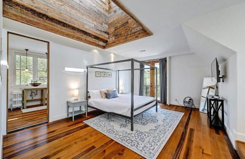 Luxury Lakefront Escape on Lake Travis - Photo 16