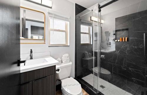 The Neon Elm Hotel - Foto 24