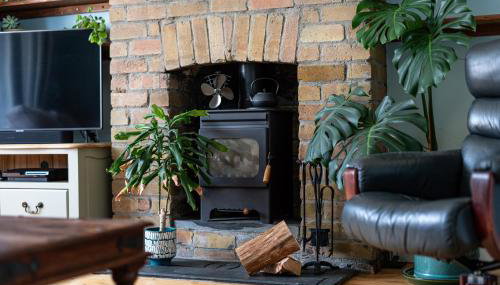 Charming Family Home with Stoves, Garden & Parking - Foto 3