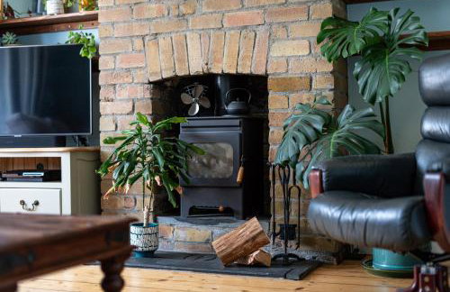 Charming Family Home with Stoves, Garden & Parking - Foto 3