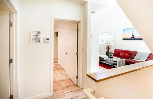 Modern 3 Bedroom 3 Level Loft in Hollywood Sleeps 10 Free Gated Parking Full Kitchen - Photo 10