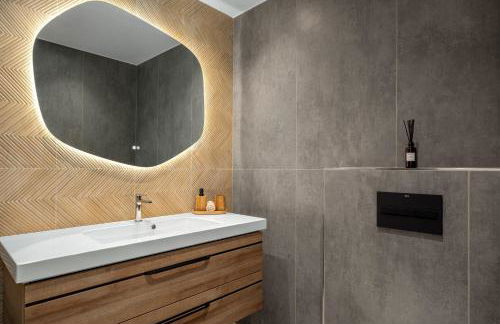 Stylish Apartment with Pool - Photo 2