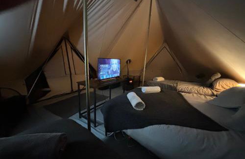 Cozy Hot Tent with Log Burner & Hot Tub Left Tent - Foto 1