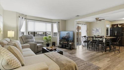 Lakefront Osage Beach Condo + Workspace w/ Pool Views - Foto 5