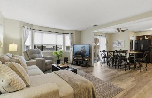 Lakefront Osage Beach Condo + Workspace w/ Pool Views - Foto 5