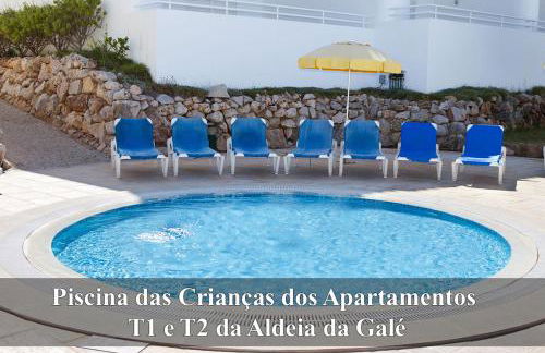Os Apartamentos A Ramos na Praia da Galé Estão inserido em Condomínio com PISCINA, Fica apenas a 350 Metros da Praia da Galé - Apartamentos com Ar Condicionado tanto nos Quartos como na Sala, Smart TV com Prime Vídeo e Cozinha Completa - Foto 8