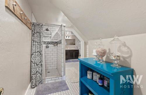 Cozy Farmhouse w Treehouse Fire Pit 1 Mile to Beach Close to Skiing Adventures 1226 - Foto 32