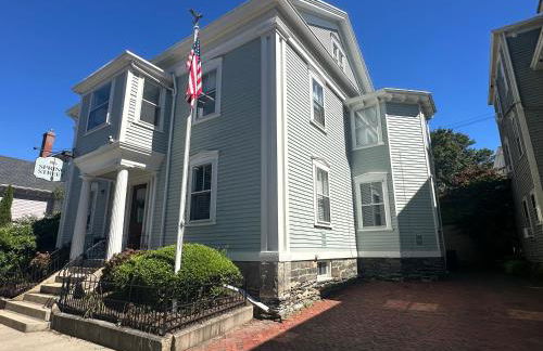 Charming Victorian Home Downtown Newport - Photo 3