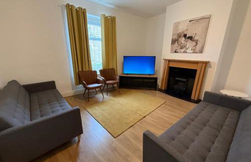 Central 3BR Home - Huddersfield Serviced Accomodation - Walk to Station & Town - Business Travellers - Families - Students - Photo 4