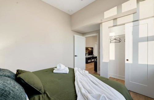 Edgewater Apt with Free Parking Gym Modern Living - Photo 25