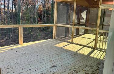 Lake Lanier 3BR Cozy Retreat with Screened Porch, Deck and Dock - Foto 11