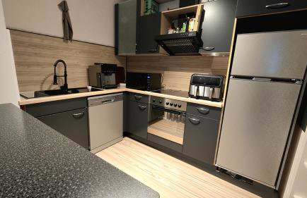 Modern Priv-Room -Gym-Balcony- Ideal for Work&Rest - Foto 1