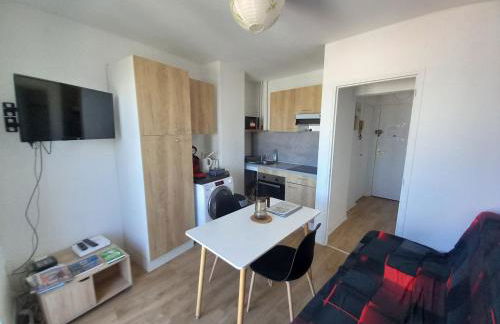 Appartement 28m2 avec balcon proche gare SNCF, café thé WIFI gratuits - Netflix - Balcon - Foto 2