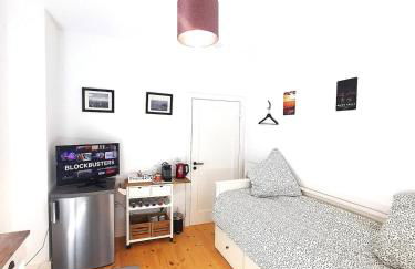 Central Private Cozy Room w own entrance, Spacious Bathroom, on-site parking - Foto 2