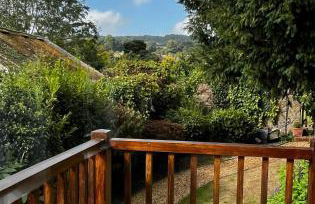 Flower Cottage by Ludlow Castle with Onsite Parking - Photo 30