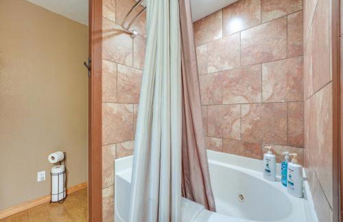 Hot Tub and Fire Pit! Lake-View Home in Blue Eye - Foto 19