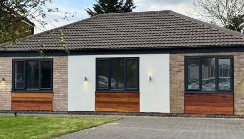 Brand New 4 Bed Deluxe Modern Villa - Sleeps 9 - Private Parking & Garden - Foto 5