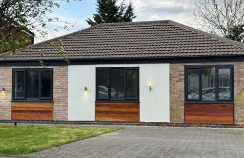 Brand New 4 Bed Deluxe Modern Villa - Sleeps 9 - Private Parking & Garden - Foto 5