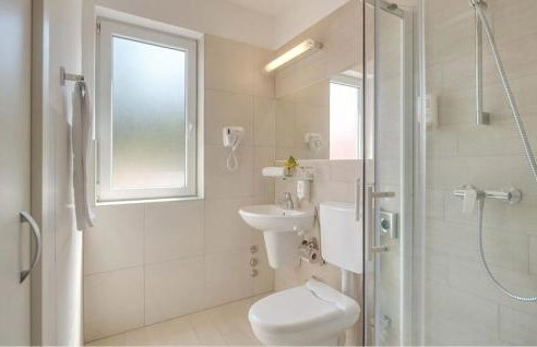 1 Bedroom Stunning Apartment In Umag - Photo 11