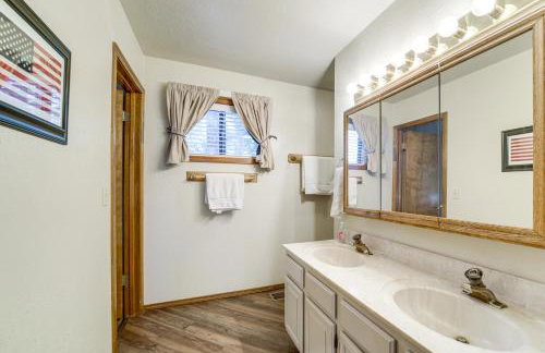 Fire Pit and Wraparound Porch Munds Park Cabin! - Foto 13