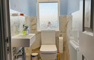 Modern 4BR House with Parking, 8 Mins to Gatwick Airport - Foto 12