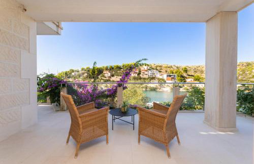 VILLA PHILIPPA - luxurious five-room villa - idyllic location - first row to the sea - spectacular view of the sea bay - unforgettable sunsets - 15 minutes from Supetar ferry port - free parking - private heated pool - Foto 42