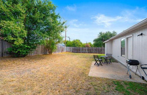 Spacious Family Home in Round Rock w Private Yard - Photo 8