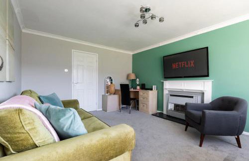 Clicketts - 3-Bedroom, Full Entire House, Sleeps 6 guests, Free wifi, Street Parking, Smart TV, Basildon, Essex London - Foto 18