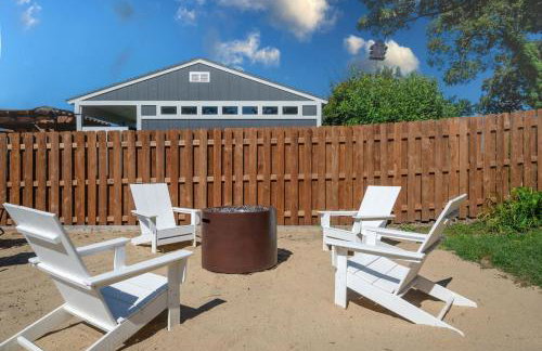 3Bed 2Bath Luxury Lake House on Myers Bay Private Pier Beach Firepit and Deck - Foto 15