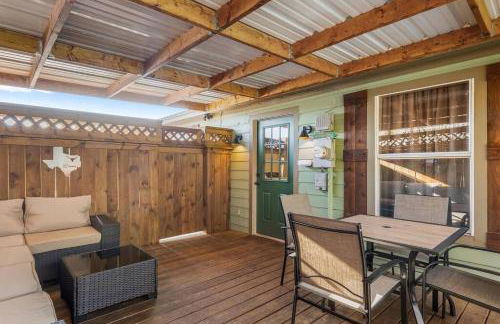 Stockyards 5 mins!-New!-Sleeps 8. Cowboy Bungalow - Foto 8