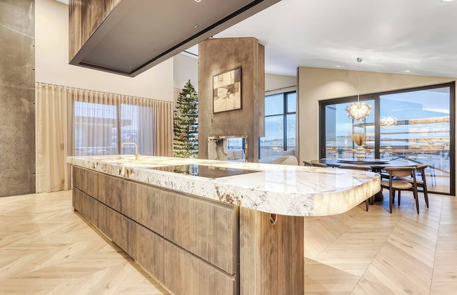 Glamorous & Stylish Getaway - Photo 17