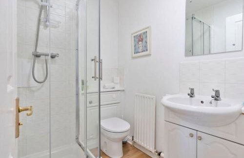 GuestReady - Stylish Apt w/ Parking near Edinburgh - Photo 10