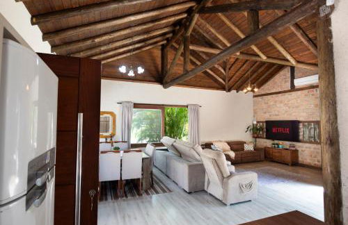 Casa Rústica com Piscina Privativa, Banheira de Hidromassagem, Ar-Condicionado, Pet friendly - Refúgio na Natureza a 5 Minutos do Centro de Imbituba, Perfeita para Famílias e Grupos - Photo 8