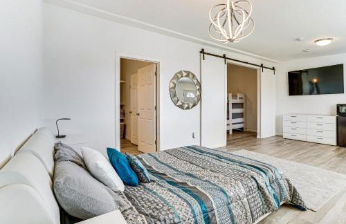 Luxury Lakefront Retreat with Dock in Runaway Bay - Foto 3